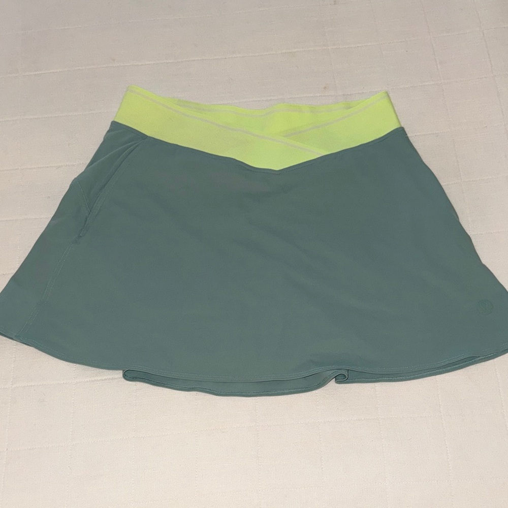 Lululemon V-Waist Cropped Tennis Tank Top - Rip Tide/Faded Zap/White - Size 8